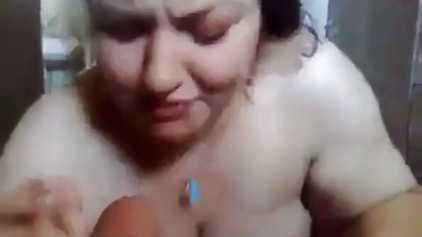 பெரிய எலும்புகளுடன் அழகான எல்லா ரீஸ் தெருவில் ஒரு தொழிலாளியுடன் உடலுறவு கொண்டார்