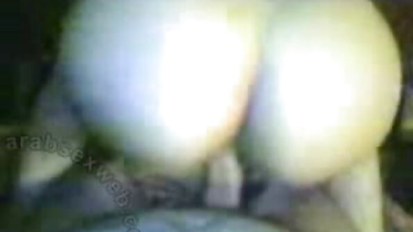 கியாரா மியாஸ் கன்ட் ஒரு கருப்பு தண்டுடன் அடித்தார்