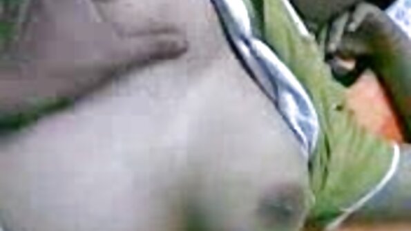 அழகி MILF அவளது பிளவு உழுகிறாள்