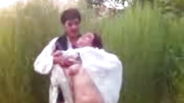 நவோமி வூட்ஸ் ஒரு தடிமனான திக்கிற்காக தனது கால்களை அகலமாக விரித்தாள்