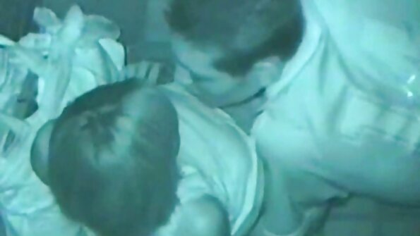 பெல்லி அவளது கொம்பு அறைத் தோழனைப் புணர்கிறாள்