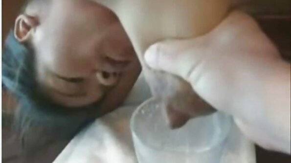 கவர்ச்சியான அழகி குழந்தை முழங்காலில் தலை கொடுக்கிறது