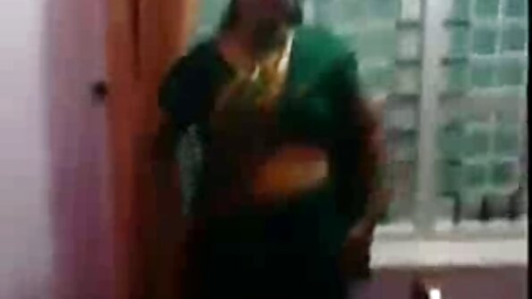பச்சை குத்தப்பட்ட பெண் மூன்று நீராவி கொண்டவள்