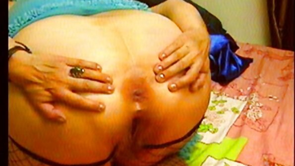 ஆர்வமுள்ள கல்லூரி பெண் மிகவும் கடினமாக படிக்கிறாள்