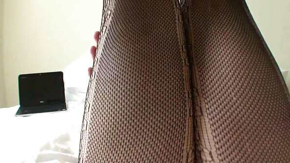 குட்டி டீன் சிண்டி வெளியில் அடித்து நொறுக்கப்பட்டாள்