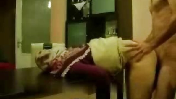 ப்ரூனெட் வேலைக்கு அமர்த்தப்படுவதற்கு முன்பே கடுமையாகப் புண்படுகிறாள்