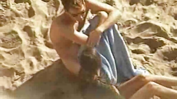 விருப்பமான மில்ஃப் இரண்டு பையன்களுடன் உடலுறவு கொண்டார்
