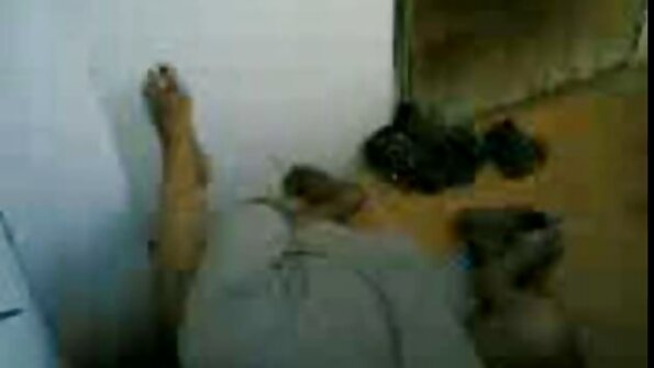 பஸ்டி அழகி பெண்களை காதலிக்கிறாள்