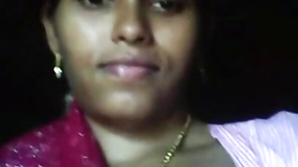 சூடான பெண் தன் மொட்டையடித்த புண்ணை நக்கினாள்