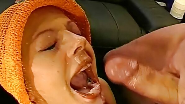 கவர்ச்சியான குஞ்சு பின்னால் இருந்து குத்தப்பட்டது