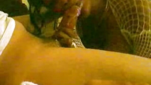பொன்னிறப் பெண் ஒரு பரத்தையரைப் போல ஆழ்ந்து துடிக்கிறாள்