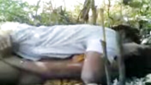 சுருள் முடியுடன் குழந்தை தொண்டை அடைத்தது