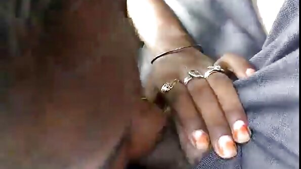 லத்தீன் பொன்னிறம் மஞ்சத்தில் படுத்தது