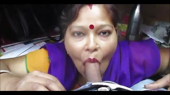 கருப்பு ஹேர்டு பெண் தன் காதலனின் மெல்ல உறிஞ்சி மகிழ்கிறாள்