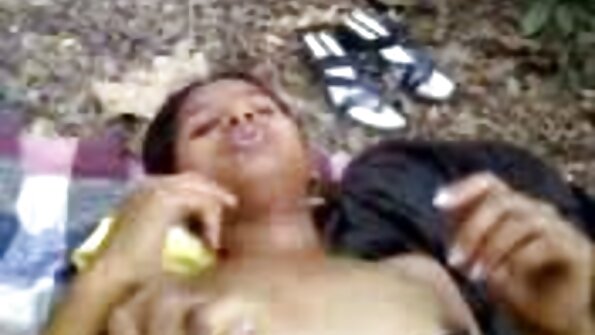 அழகான நடனக் கலைஞர் தனது மேலாளரை திருப்திப்படுத்துகிறார்