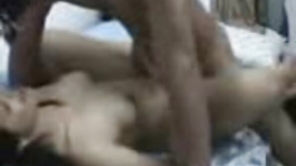இரண்டு குறும்பு பெண்கள் ஒரு பையனை புணர்கிறார்கள்