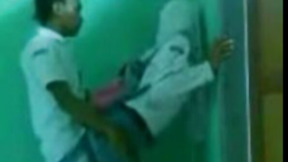 உணர்ச்சிவசப்பட்ட அழகி பல நிலைகளில் சிக்கினார்