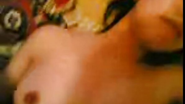 ஃபைன் ஆஸ் எபோனி சிக் ஹம்பிங் அ டூட்