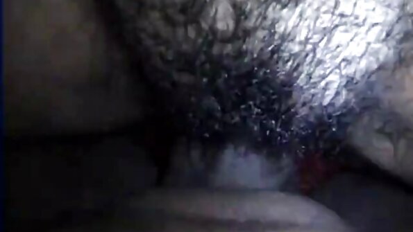 கவர்ச்சியான அழகி சமையலறையில் ஆழமாக ஊடுருவி வருகிறது