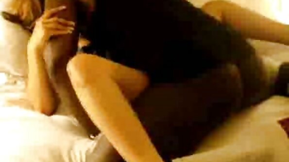 வளைந்த அழகி சமையலறையில் சிக்கியது