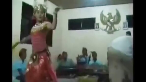 கவர்ச்சியான கல்லூரிப் பெண்கள் மூன்று பேர்களைக் கொண்டிருக்கிறார்கள்